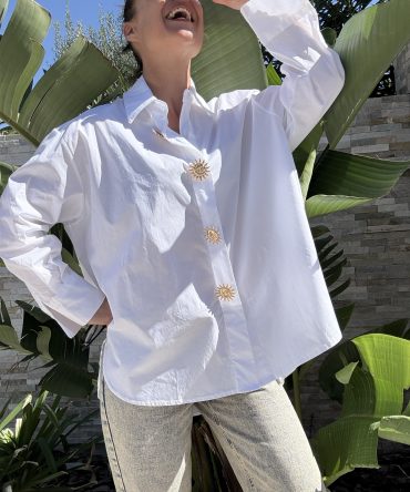CHEMISE SUN WHITE TU AVEC BROCHE DÉCORATIVE DÉCLIPSABLE